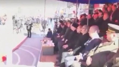 İstikal Marşı okunurken protokol yerinden kalkmadı!