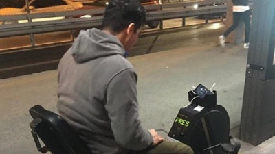 Metrobüste telefonu şarj eden bisiklet