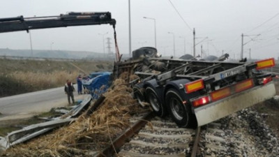 Süt tankeri demiryoluna devrildi: 2 ölü