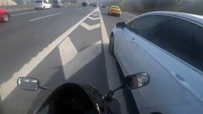 Özür diledi, makas atamaya devam etti