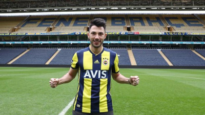 Beşiktaş taraftarından Tolgay’a dürümlü pankart