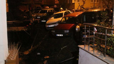 Beşiktaş'ta duvar çöktü, araçlar askıda kaldı