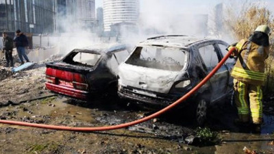 Kadıköy'de 2 otomobil alev alev yandı