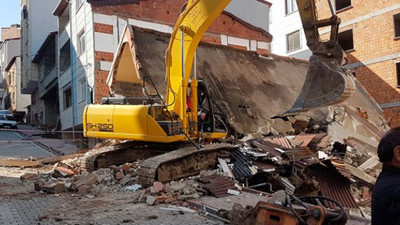 İş makinesinin üzerine yıkımını yaptığı bina çöktü