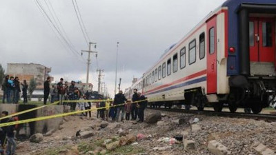 Müzik dinleyen gence tren çarptı