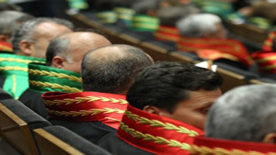 Erdoğan’a hakarete beraat kararı veren hakimi sürdüler!