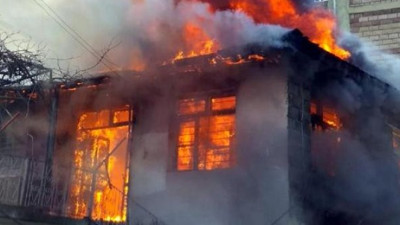 Osmaniye'de ahşap ev alev alev yandı