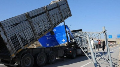 Kamyon yön levhasını söktü!