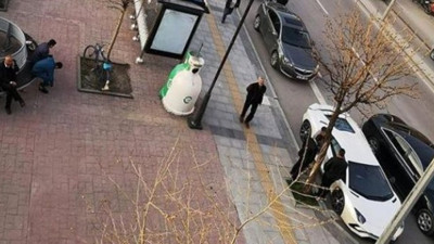 AKP'li Sofuoğlu otobüs durağına park ettiği aracının başına nöbetçi dikti!