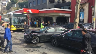 İETT otobüsü ters yöne girdi:6 yaralı