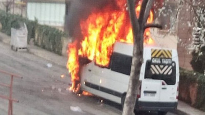 Minibüs yolda alev alev yandı