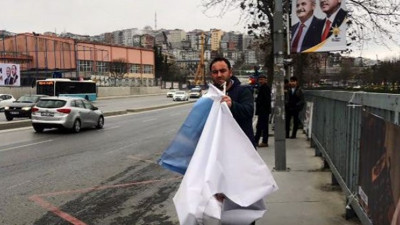 Resmi plakalı araçlarla İYİ Parti'nin pankartlarını topladılar