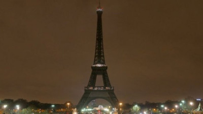 Eyfel Kulesi’nin ışıkları Yeni Zelanda için karartıldı