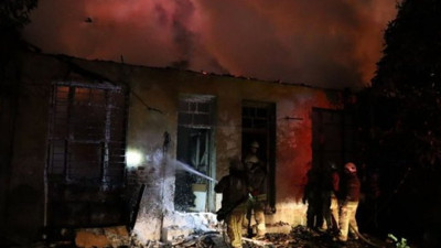 Kadıköy'de yangın! 4 bina kül oldu