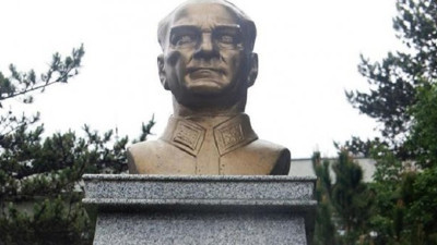 Atatürk büstüne saldırana 18 yıl hapis cezası