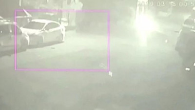 Motosikletle gelip otomobili ateşe verdiler