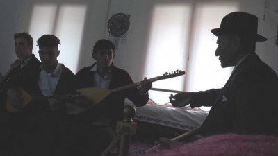 'Karanlık oda'da Aşık Veysel'i anlamaya çalışıyorlar