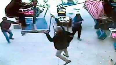 Hortum bir kişiyi demir şemsiye ile birlikte havaya uçurdu