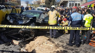 İETT otobüsü ile otomobil çarpıştı