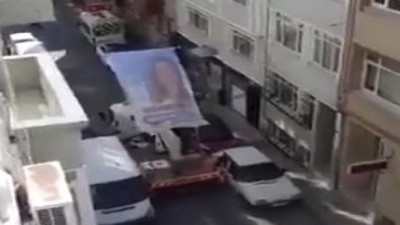 Fatih Belediyesi İYİ Parti adayının afişlerini toplatıyor