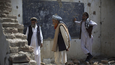 Afganistan'da okula roket mermisi isabet etti