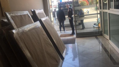 Mehmet Ali Çelebi: "Hayırdır, İBB'ye bağlı merkezdeki tabloları nereye götürüyorsunuz?"