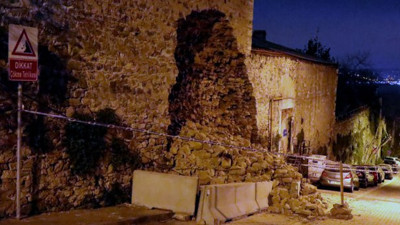 Yıldız Parkı'nın tarihi duvarı çöktü