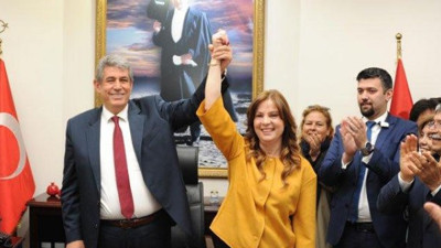 İzmir'de başkanlık görevini eşinden devraldı