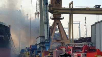 Tuzla'da tersanede vinç devrildi