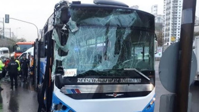 Özel halk otobüsü, yol temizleme aracına çarptı: 10 yaralı