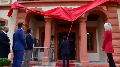 AKP'nin söktüğü T.C.'yi belediye binasına yeniden astı