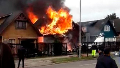 Şili’de küçük uçak evlerin üzerine düştü: 6 ölü