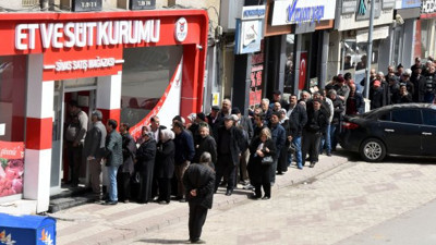 Sivas'ta Et ve Süt Kurumu önünde ucuzluk kuyruğu