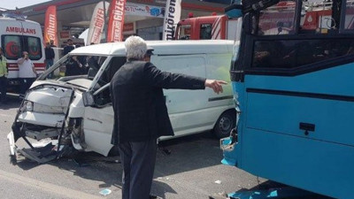İstanbul'da otobüs ve minibüs çarpıştı!