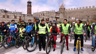 Bağımlılığa dikkat çekmek için pedal çevirdiler