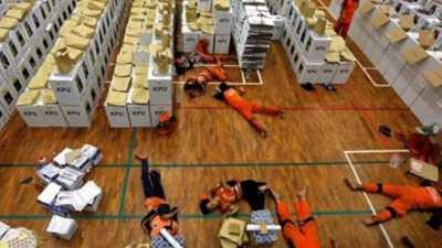 Endonezya'da oy sayan 272 kişi hayatını kaybetti!