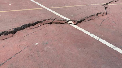 Sancaktepe'de korkutan çatlak!