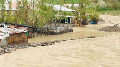 Zap Deresi yükseldi, 4 ev su altında kaldı