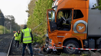 Almanya'da yolcu treni TIR'a çarptı: 20 yaralı