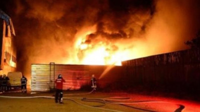 Adana'da geri dönüşüm fabrikası alev alev yandı