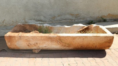 Tarlanın ortasında Roma dönemine ait lahit bulundu