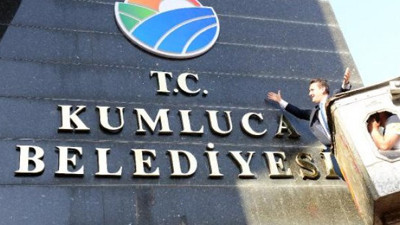 O belediye başkanı T.C.'yi kendi elleriyle astı!