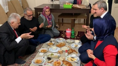 "Sırf fakir görünsün diye yer sofrası kurdurmuşlar"