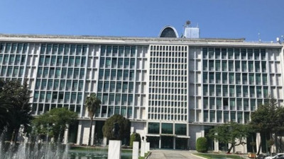 İmamoğlu'nun belediye binasına astırdığı Türk bayrağı ve Atatürk posterleri indirildi!