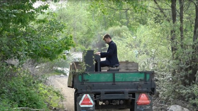 Dünyaca ünlü piyanist konser alanına traktörle gitti