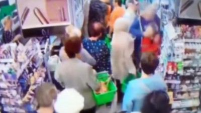 Markette sıra beklerken çocuğun boynunu kırmak istedi