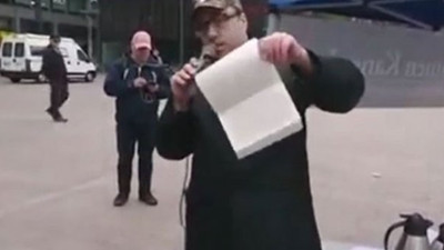 Kur'an-ı Kerim'i yırtıp yere attı