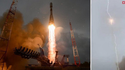Uydu taşıyan rokete yıldırım şoku!