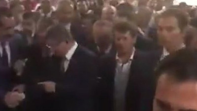 Davutoğlu sahaya böyle indi!