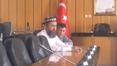 Doğu Türkistanlı Kutluk Derviş İYİ Parti grup salonunda